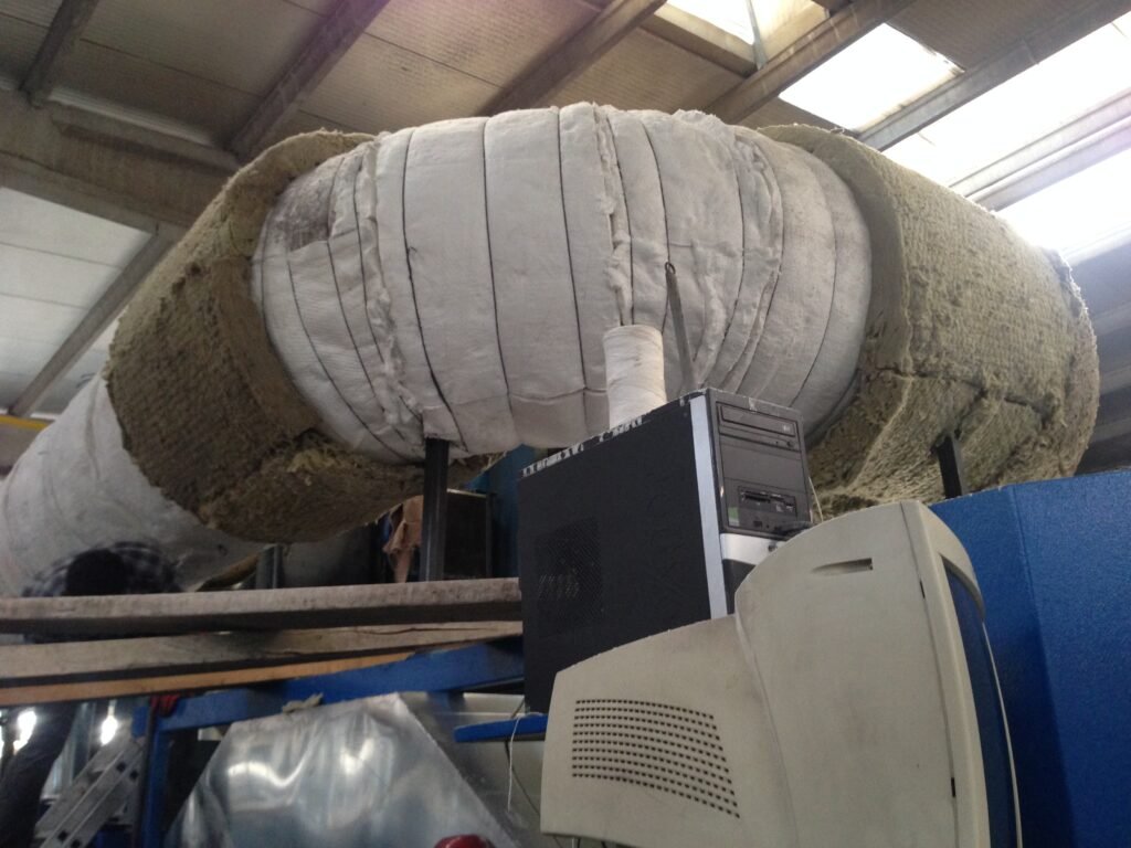 Endüstriyel tesislerde taşyünü boru izolasyonu ve alüminyum sac kaplama uygulaması.