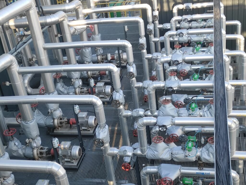 endüstriyel boru izolasyonu uygulaması – buhar ve sıcak su hatlarında ısı yalıtımı